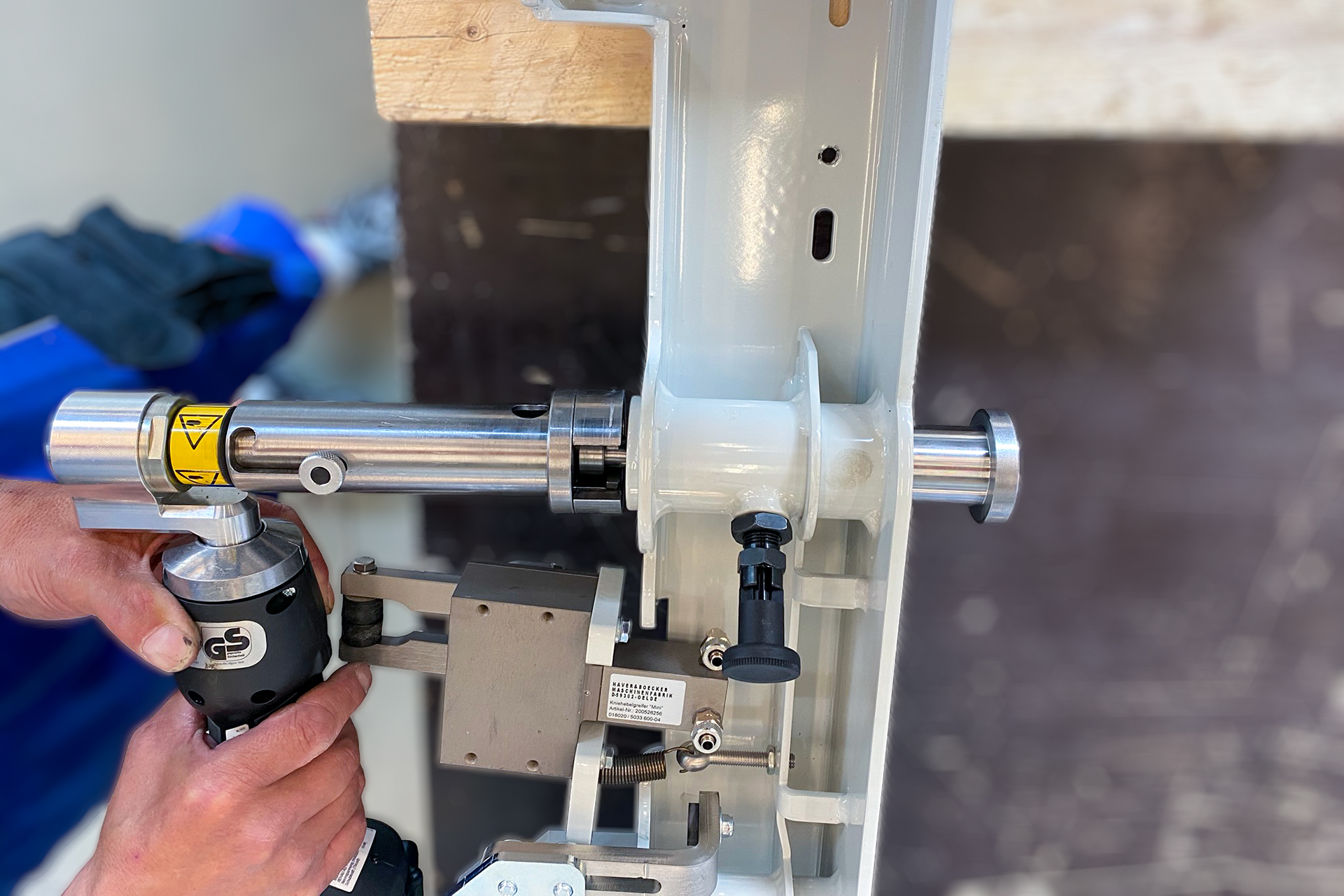 Pressing bearing with battery operated press tool